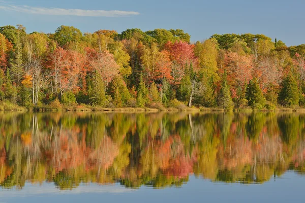 Réflexions automnales sur le lac Seneca — Photo