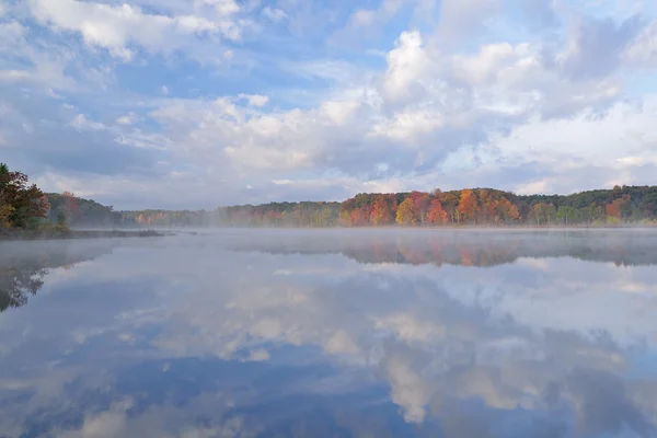 Sonbahar derin göl yansımalar — Stok fotoğraf
