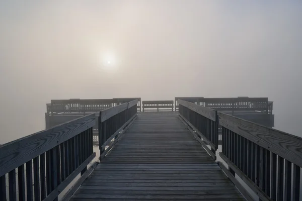 Dock dans le brouillard au lever du soleil — Photo