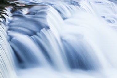 cascade düşen Bond