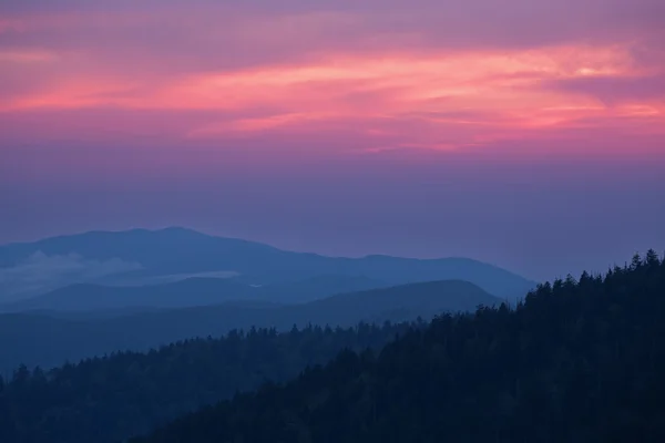 Crepúsculo Grandes montañas humeantes — Foto de Stock
