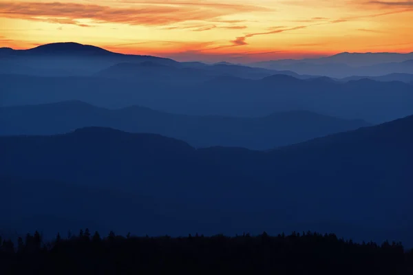 Crepúsculo, Grandes Montañas Humeantes — Foto de Stock