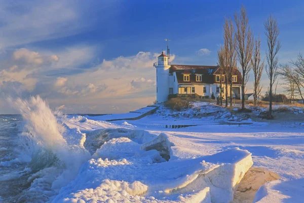 Zimní Krajina Point Betsie Lighthouse Stříkající Vlnou Lake Michigan Blízkosti — Stock fotografie