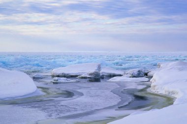 Presque Adası Nehri 'nin ağzının kış manzarası Superior Gölü, Porcupine Dağları Wilderness State Park, Michigan' ın Yukarı Yarımadası, ABD 'ye dökülüyor.