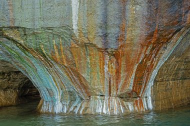 Superior Gölü 'nün aşınmış kumtaşı kıyı şeridi boyunca uzanan mineral lekeli uçurumun soyut manzarası, Resimli Kayalar Ulusal Lakeshore, Michigans Yukarı Yarımadası, ABD