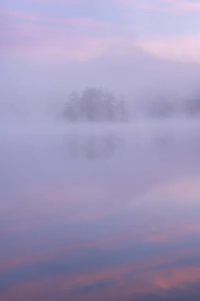 Foggy Höst Landskap Gryningen Hall Lake Med Speglade Reflektioner Lugnt — Stockfoto