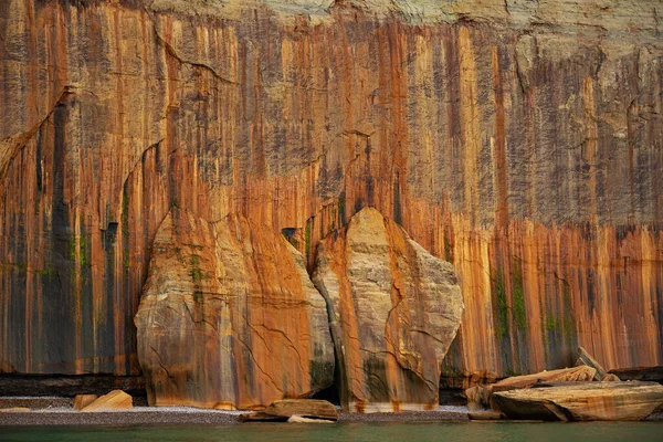 Abstrakte Landschaft Mit Mineralgefärbten Klippen Entlang Der Erodierten Sandsteinküste Des — Stockfoto