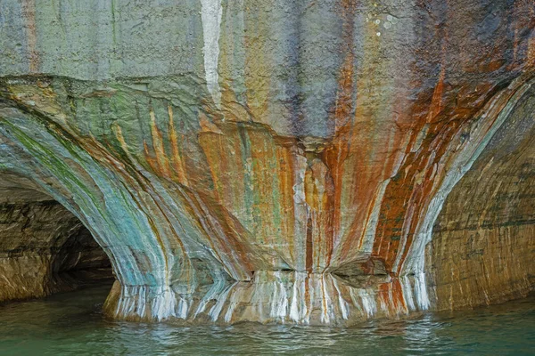 Paisagem Abstrata Penhasco Mineral Manchado Longo Costa Arenito Erodido Lago — Fotografia de Stock