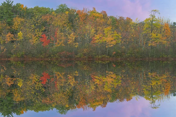 Autumn Landscape Shoreline Long Lake Dawn Mirrored Reflections Calm Water — Stock Photo, Image