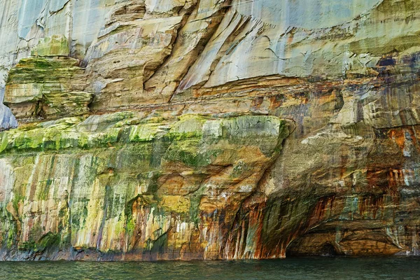 Abstrakcyjny Krajobraz Skały Poplamionej Minerałami Wzdłuż Erozji Piaskowca Brzegowego Jeziora — Zdjęcie stockowe