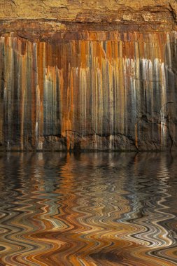 Mineral lekeli uçurum manzarası ve Superior Gölü 'nün aşınmış kumtaşı kıyı şeridi boyunca ilginç yansımalar, Resimli Kayalar Ulusal Lakeshore, Michigans Yukarı Yarımadası, ABD
