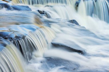 Bond Şelaleleri 'ndeki sonbahar manzarası Michigan' ın Yukarı Yarımadası, ABD 'de hareket bulanıklığı ile yakalandı.