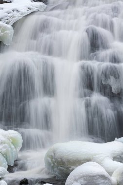 Bond Falls 'un kış manzarası hareket bulanıklığı ve kar ve buzla çerçevelenmiş, Michigan' ın Yukarı Yarımadası, ABD