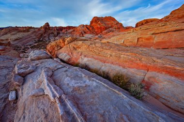 Güneş doğduktan kısa bir süre sonra Rocky Çölü manzarası, Valley of Fire State Park, Nevada, ABD