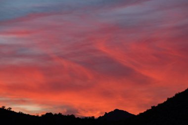 Batıl inanç Dağlarının alacakaranlığında manzara, Arizona, ABD