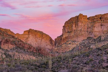 Batıl inanç Dağları 'nın şafağında bahar manzarası, Apaçi Patikası, Tonto Ulusal Ormanı, Arizona, ABD