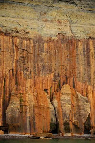 Abstrakcyjny Krajobraz Poplamionego Minerałem Urwiska Wzdłuż Erodowanej Linii Brzegowej Piaskowca — Zdjęcie stockowe