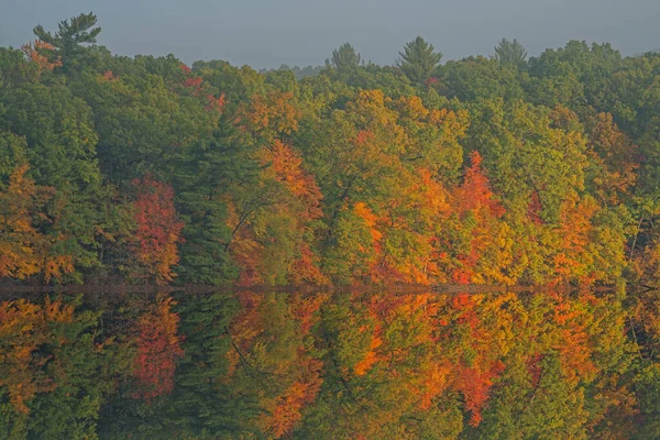 Paesaggio Autunnale Della Costa Hall Lake Con Riflessi Specchiati Acque — Foto Stock