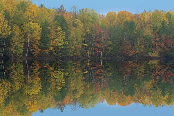 Höstlandskap Moccasin Lake Med Speglade Reflektioner Lugnt Vatten Hiawatha National — Stockfoto