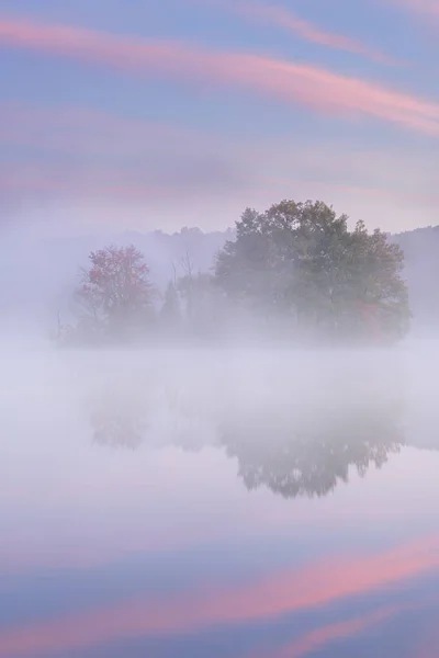 Foggy Autumn Landscape Dawn Island Hall Lake Mirrored Reflections Calm — Stock Photo, Image