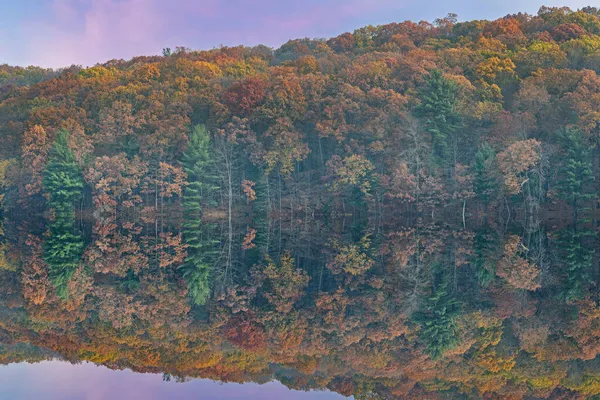 Autumn Landscape Dawn Shoreline Hall Lake Mirrored Reflections Calm Water — Stock Photo, Image