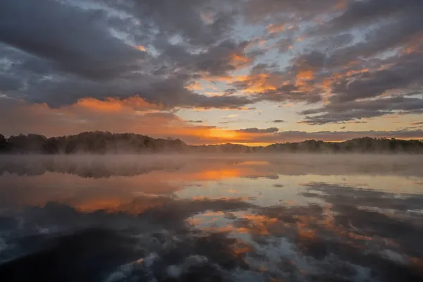 Foggy Autumn Landscape Dawn Shoreline Whitford Lake Mirrored Reflections Calm — Stock Photo, Image