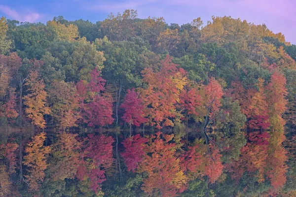 Herbstliche Landschaft Ufer Des Long Lake Der Morgendämmerung Mit Spiegelungen — Stockfoto