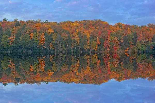 美国密歇根上半岛的Hiawatha国家森林 皮特湖黎明时分的秋天风景 平静的水中映照出了自己的倒影 — 图库照片