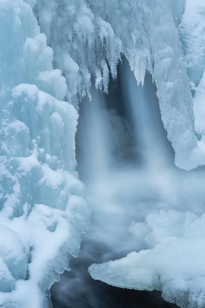 青い氷 コムストック クリーク ミシガン州 米国で囲まれ 動きのぼかしで捉えられたカスケードの冬の風景 — ストック写真