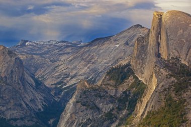 Half Dome ve Sierra Nevada Dağları 'nın manzarası gün batımına yakın Buzul Noktası' ndan Yosemite Ulusal Parkı, Kaliforniya, ABD