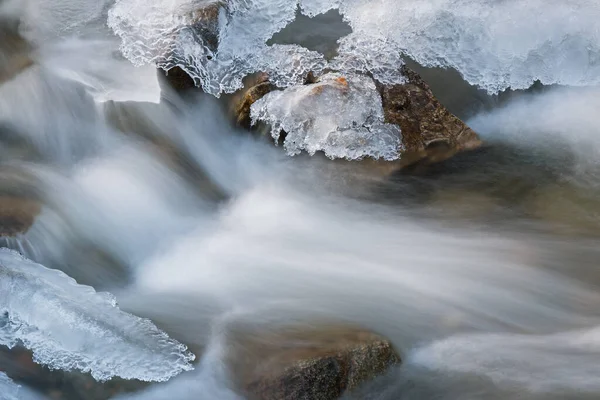 Paisagem Inverno Boulder Creek Capturada Com Borrão Movimento Emoldurada Por — Fotografia de Stock