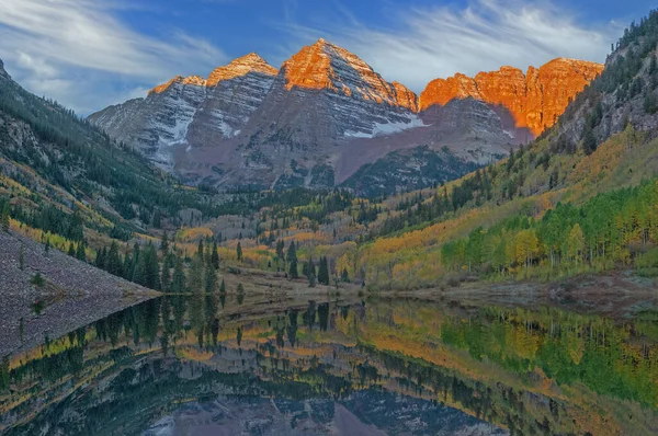 Herfst Landschap Bij Zonsopgang Van Maroon Bells Gespiegeld Rustig Water — Stockfoto