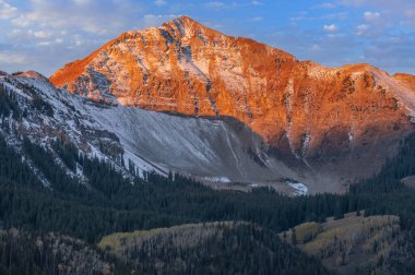 Gündoğumunda Sunrise Dağı 'nın sonbahar manzarası, San Juan Dağları, Colorado, ABD