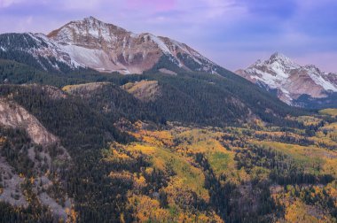 Gündoğumu Dağı 'nın şafağında sonbahar manzarası ve Wilson Tepesi, San Juan Dağları, Colorado, ABD