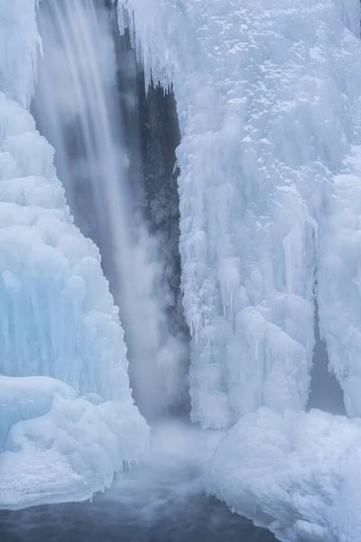 Paisaje Invernal Una Cascada Capturada Con Desenfoque Movimiento Enmarcada Por —  Fotos de Stock