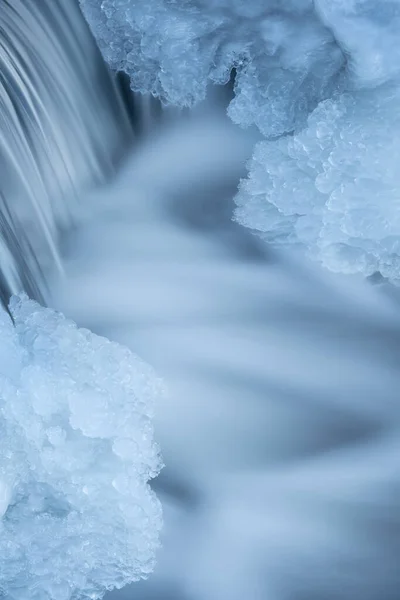 Paisagem Inverno Uma Cascata Capturada Com Borrão Movimento Emoldurada Por — Fotografia de Stock