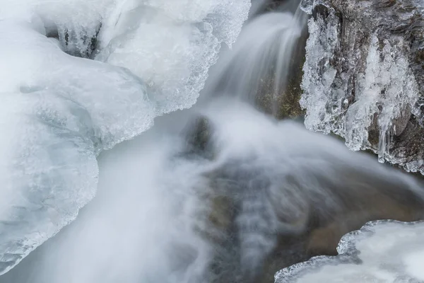 Boulder Creek Teki Bir Şelalenin Kış Manzarası Hareket Bulanıklığıyla Yakalanıp — Stok fotoğraf