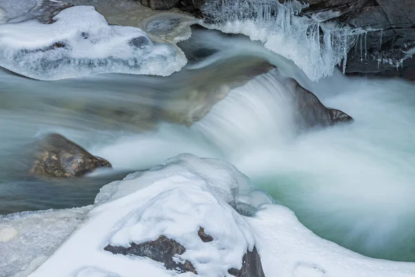 Winterlandschaft Einer Kaskade Boulder Creek Aufgenommen Mit Bewegungsunschärfe Und Gerahmt — Stockfoto