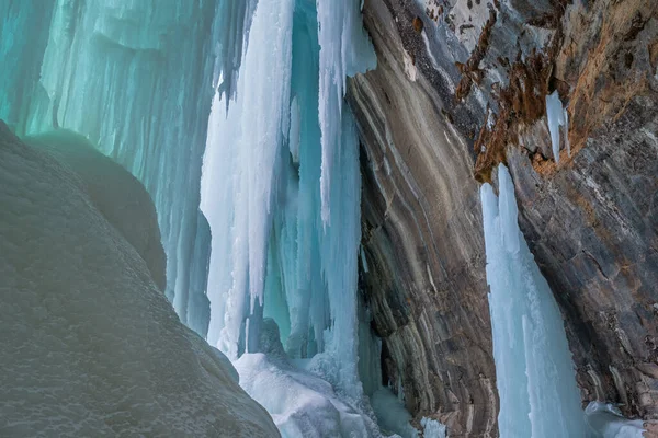 Paisaje Interior Una Cueva Hielo Manchado Minerales Área Recreación Nacional —  Fotos de Stock