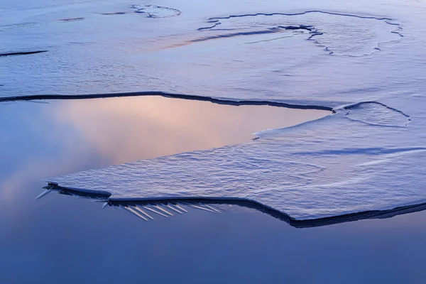 米国ミシガン州の日の出のオレンジビル クリークの氷のパターンの風景 — ストック写真