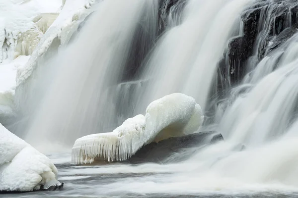 Зимний Пейзаж Водопада Бонд Обрамлённый Льдом Снегом Захваченный Движущимся Пятном — стоковое фото