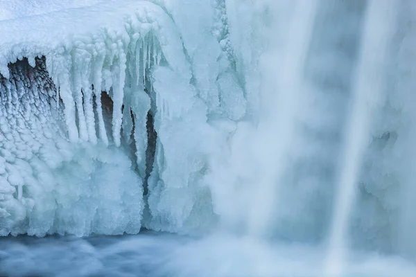 Paisaje Invernal Una Cascada Capturada Con Desenfoque Movimiento Enmarcada Por — Foto de Stock