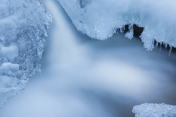 Paisagem Inverno Uma Cascata Orangeville Creek Capturada Com Borrão Movimento — Fotografia de Stock