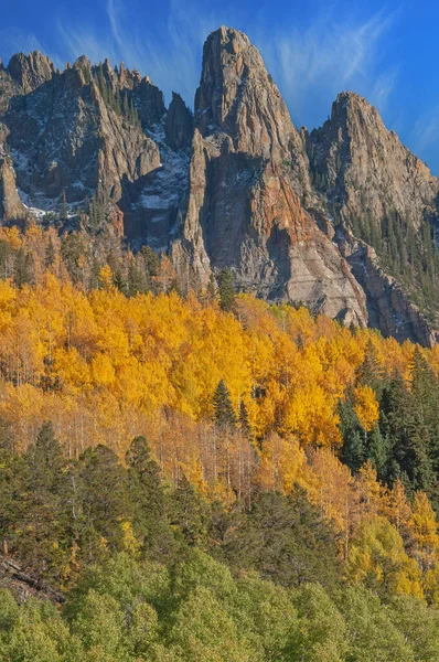秋のアスペンと針岩の形成の風景 サンフアン山脈 コロラド州 アメリカ — ストック写真