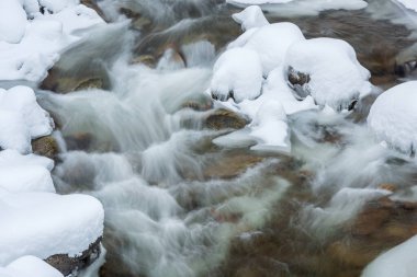 Boulder Creek 'in kış manzarası hareket bulanıklığı ile çekildi ve çerçevelendi Buz, Cephe Sırası, Rocky Dağları, Colorado, ABD