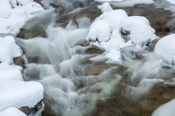 Зимний Пейзаж Боулдер Крик Запечатлённый Размытием Движения Обрамлённый Льдом Front — стоковое фото