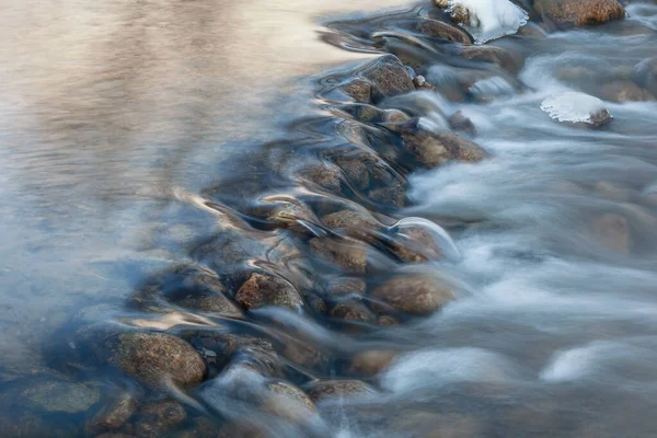 Paisagem Creek Inverno Nascer Sol Com Rochas Emoldurado Por Icicles — Fotografia de Stock