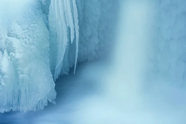 Paisagem Inverno Uma Cascata Capturada Com Borrão Movimento Emoldurada Por — Fotografia de Stock