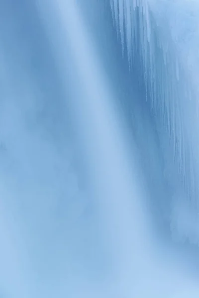 青い氷 コムストック クリーク ミシガン州 米国で囲まれ 動きのぼかしで捉えられたカスケードの冬の風景 — ストック写真