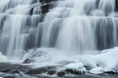 Bond Falls 'un kış manzarası buz ve karla çerçevelenmiş ve hareket bulanıklığı, Ottawa Ulusal Ormanı, Michigan' ın Yukarı Yarımadası, ABD